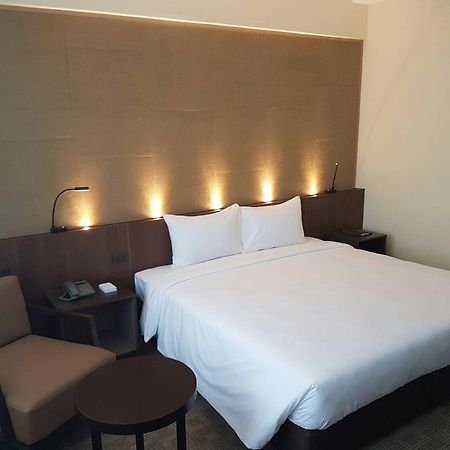 Louis Tavern Hotel Бангкок Экстерьер фото