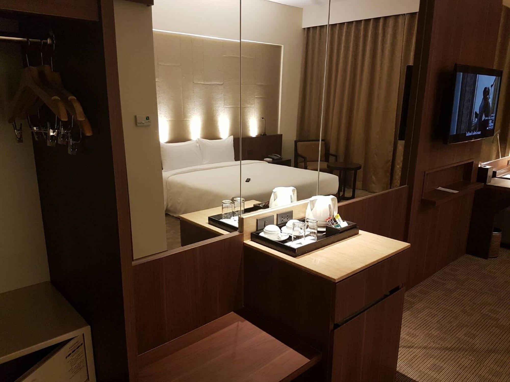Louis Tavern Hotel Бангкок Экстерьер фото