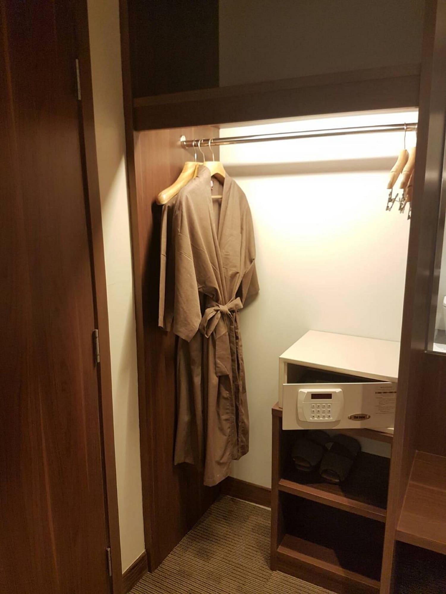 Louis Tavern Hotel Бангкок Экстерьер фото