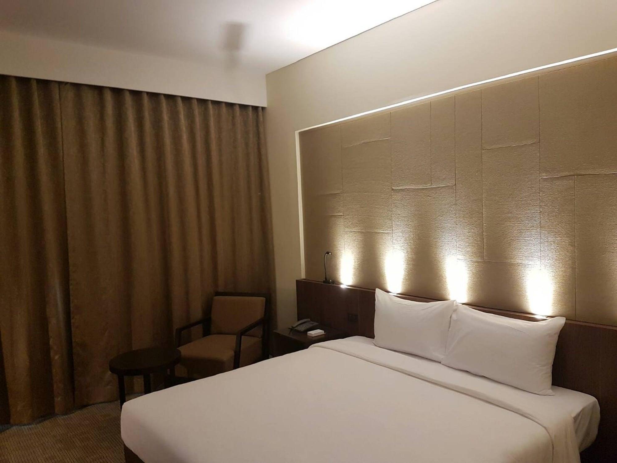 Louis Tavern Hotel Бангкок Экстерьер фото