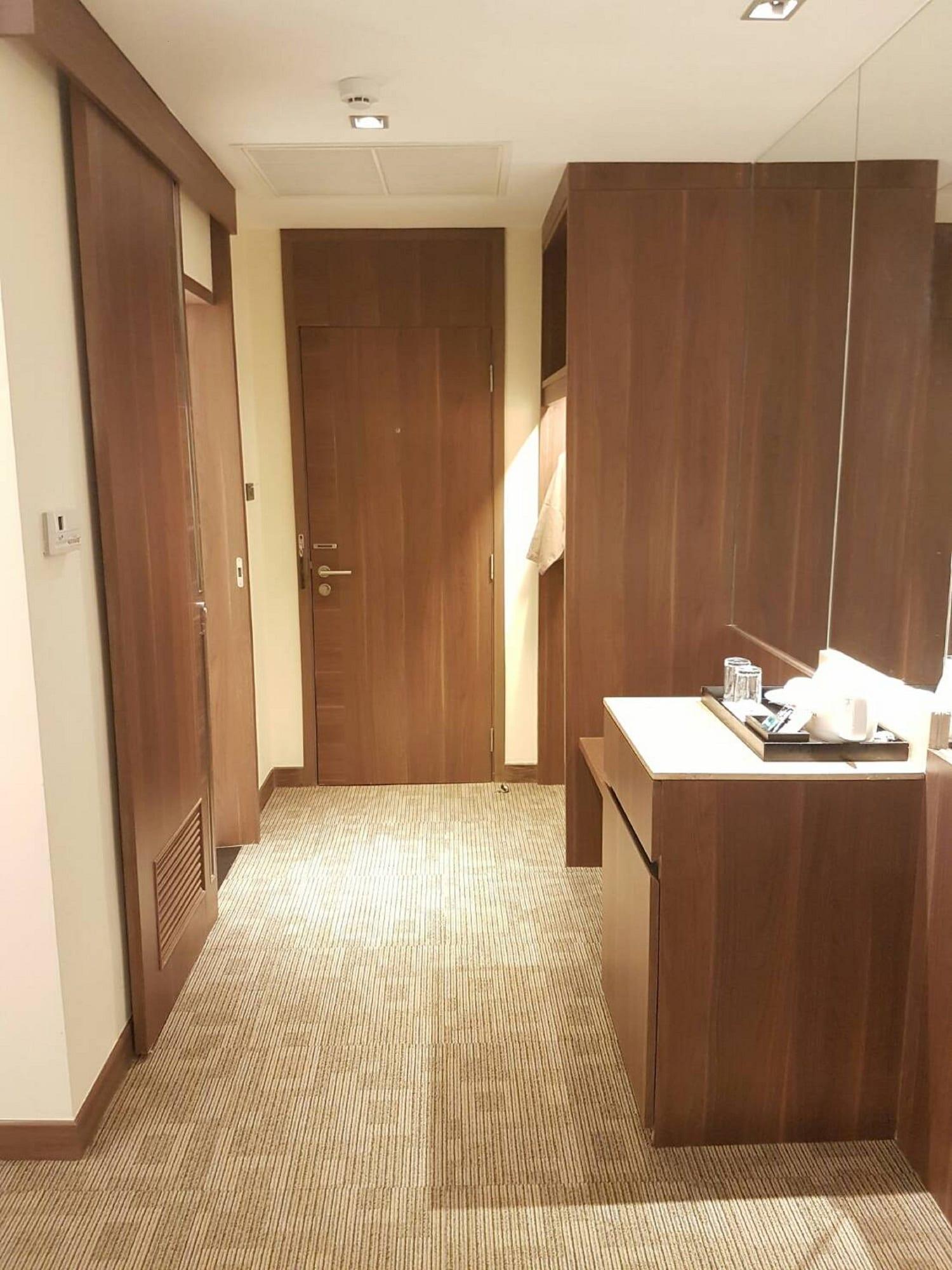 Louis Tavern Hotel Бангкок Экстерьер фото