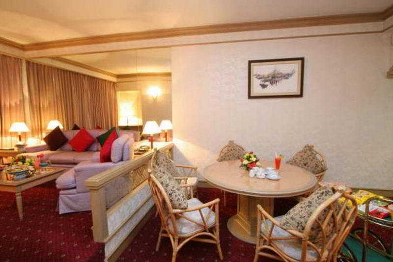 Louis Tavern Hotel Бангкок Экстерьер фото
